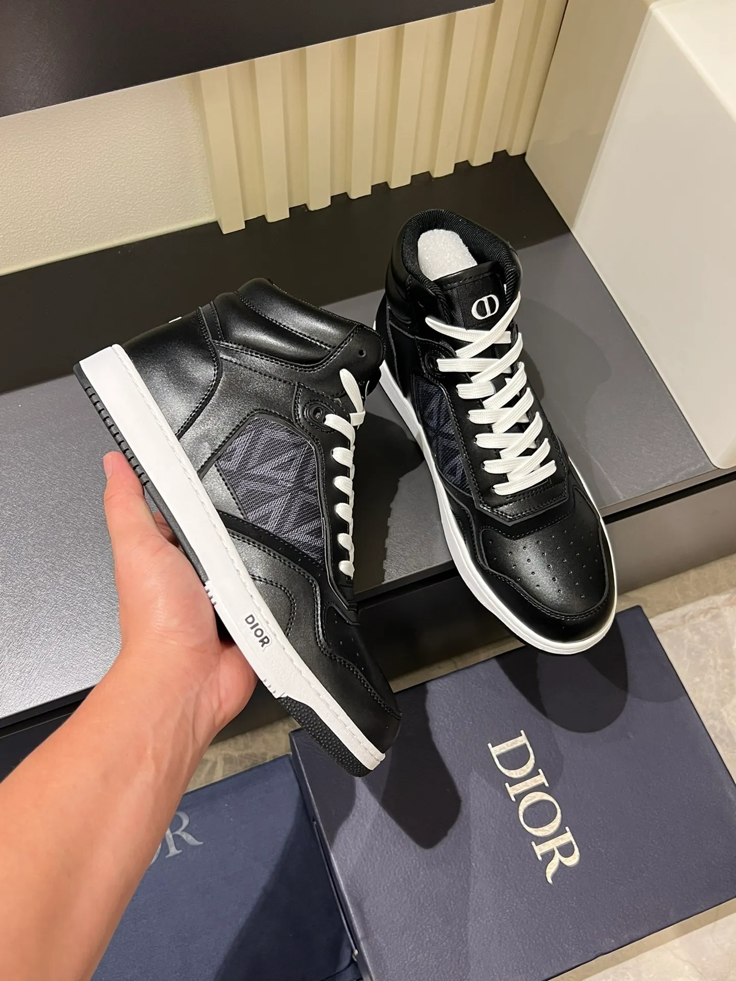 Men's shoes 💰p460 "Dio*" mid-top B27 casual sneakers. This B27 high-top sneaker is a new product in the series and continues Di*r's classic style. Crafted from gray and white smooth calf leather with beige and black Oblique print panels on the sides. The "CD Icon" shaped shoelace eyelets are clever and delicate, and the two-color rubber sole, rear collar and heel are all equipped with the brand's iconic details to enhance the style. Oblique printed straps at the ankle allow for an adjustable fit to complement the overall design. Fashionable and versatile, it can complement any look. Create an exquisite design with unique dynamic vitality and modern atmosphere, presented in low-top and high-top styles. This new must-have shoe adds a new dimension to Dior's archive heritage, embodying modern elegance. Purchase the original version and make it 1:1. If you need top quality, please come to me! Male 38-44!